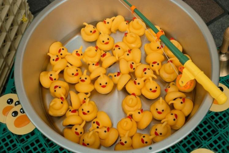 rubber ducks in a bowl
